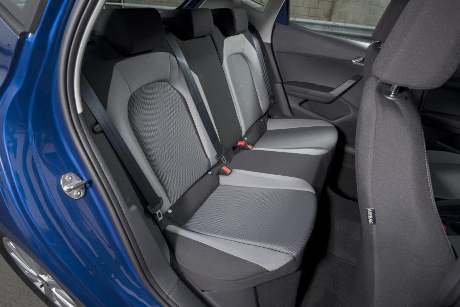 Интерьер Seat Ibiza 2017 года  (UK) (фото 13 из 40)